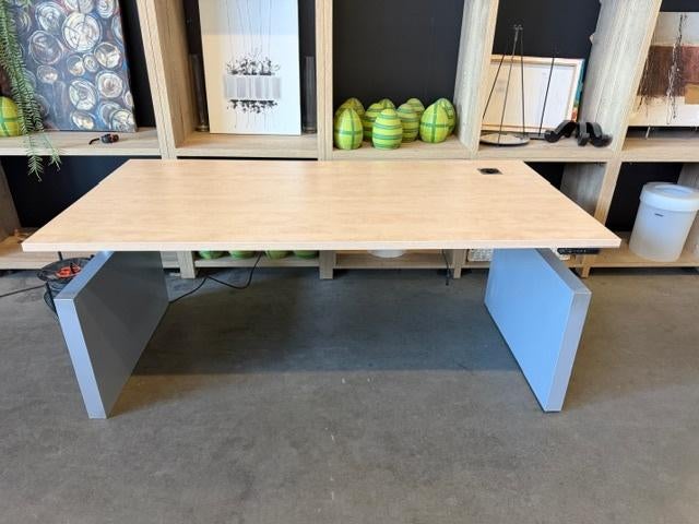 Vepa Elektrische zit-sta bureau, kabelgoot,stopcontact, 5 st, Huis en Inrichting, Bureaus, 90 cm, Gebruikt, 180 cm, Spaanplaat of MDF