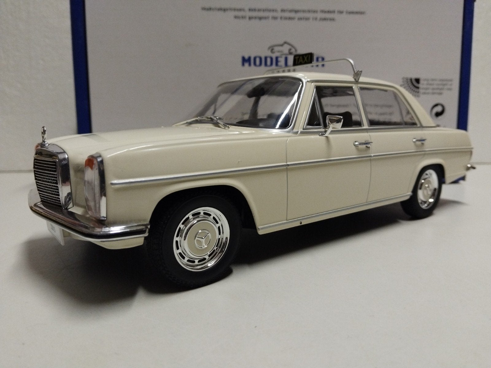 Mercedes Benz 220 D Strich / 8 W115 beige Taxi Mcg 1:18 KRD, Hobby en Vrije tijd, Ophalen of Verzenden, Zo goed als nieuw, Auto