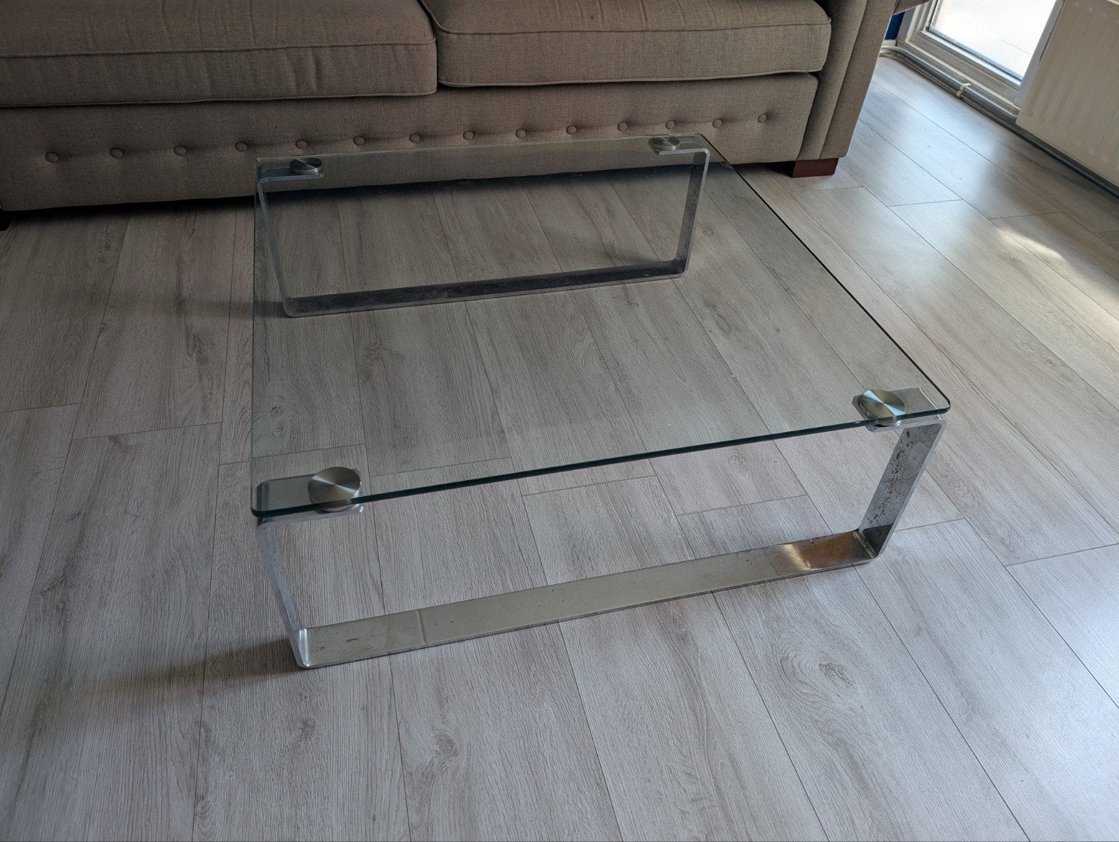 Glazen salontafel met metalen onderstel, Huis en Inrichting, Tafels | Salontafels, Ophalen, Gebruikt, 50 tot 100 cm, 50 tot 100 cm