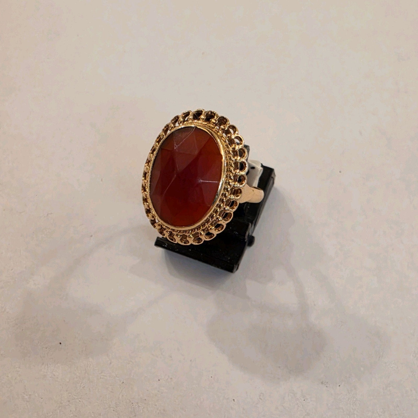 Vintage 14 karaats gouden ring bezet met Carneool geelgoud, 18 tot 19, Ophalen of Verzenden, Zo goed als nieuw, Dame
