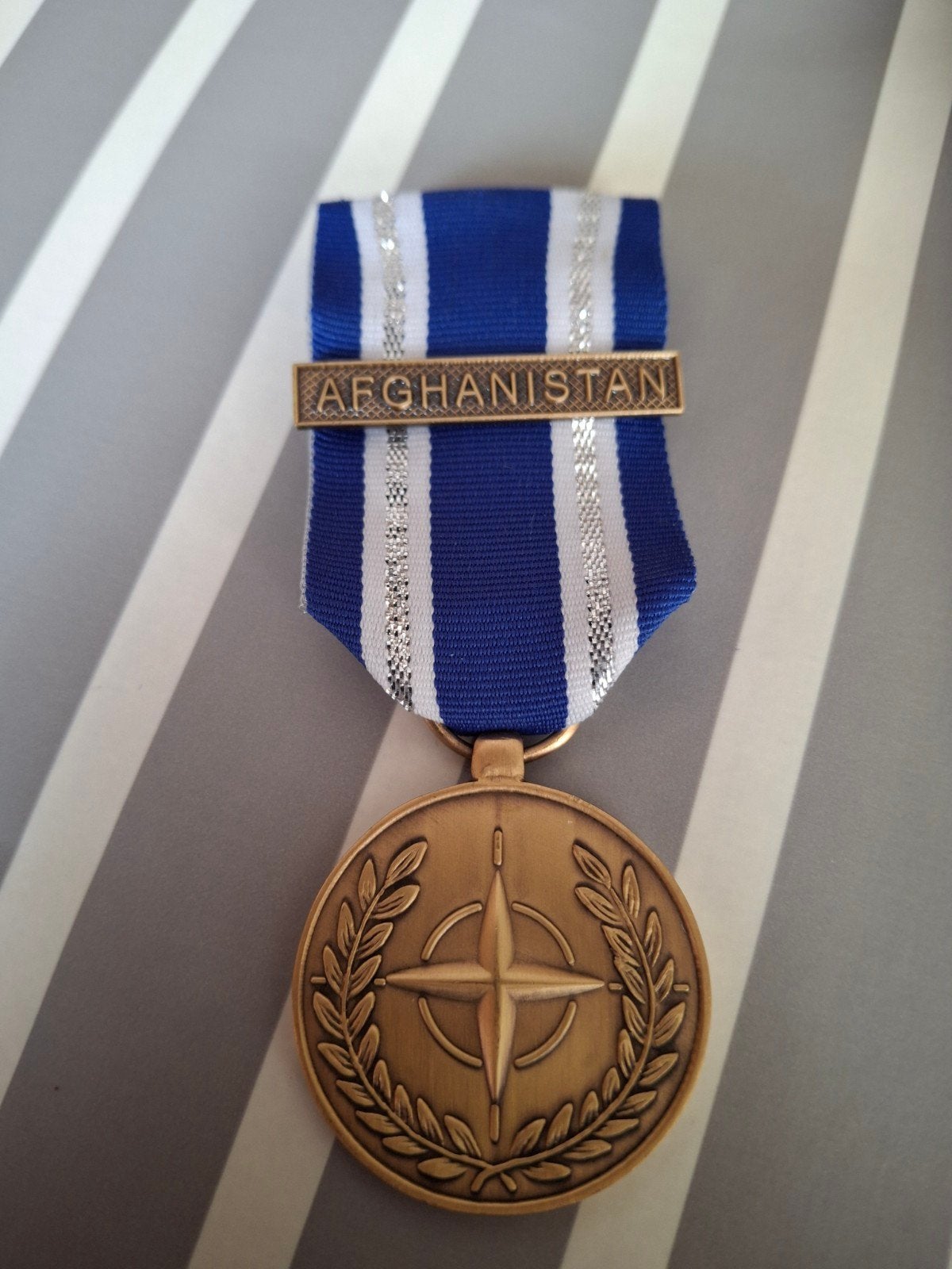 Medaille NATO Afghanistan, Verzamelen, Ophalen of Verzenden, Landmacht, Nederland, Lintje, Medaille of Wings