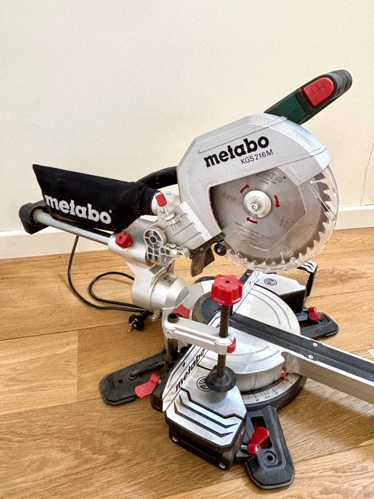 Metabo KGS216M afkortzaag – als nieuw - 2 bladen en laser, Doe-het-zelf en Verbouw, Gereedschap | Zaagmachines, Ophalen, Zo goed als nieuw