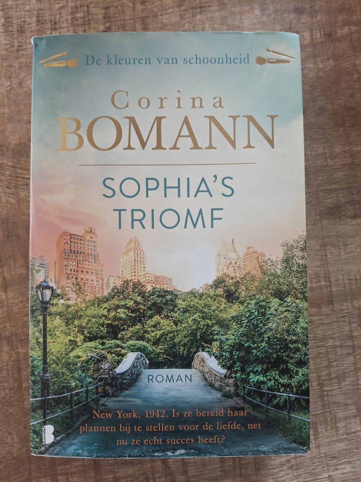 Sophia's Triomf - Corina Bomann (De kleuren van schoonheid), Boeken, Ophalen of Verzenden, Zo goed als nieuw, Corina Bomann, Nederland