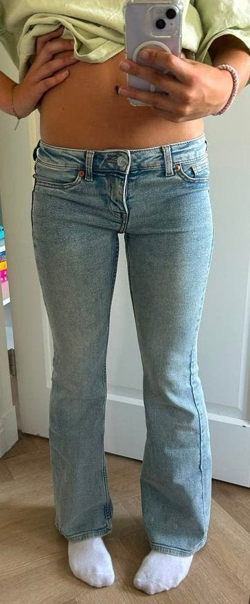 Lichtblauwe jeans low waist flaired H&M, Kleding | Dames, Spijkerbroeken en Jeans, Ophalen, Zo goed als nieuw, Blauw, W27 (confectie 34) of kleiner