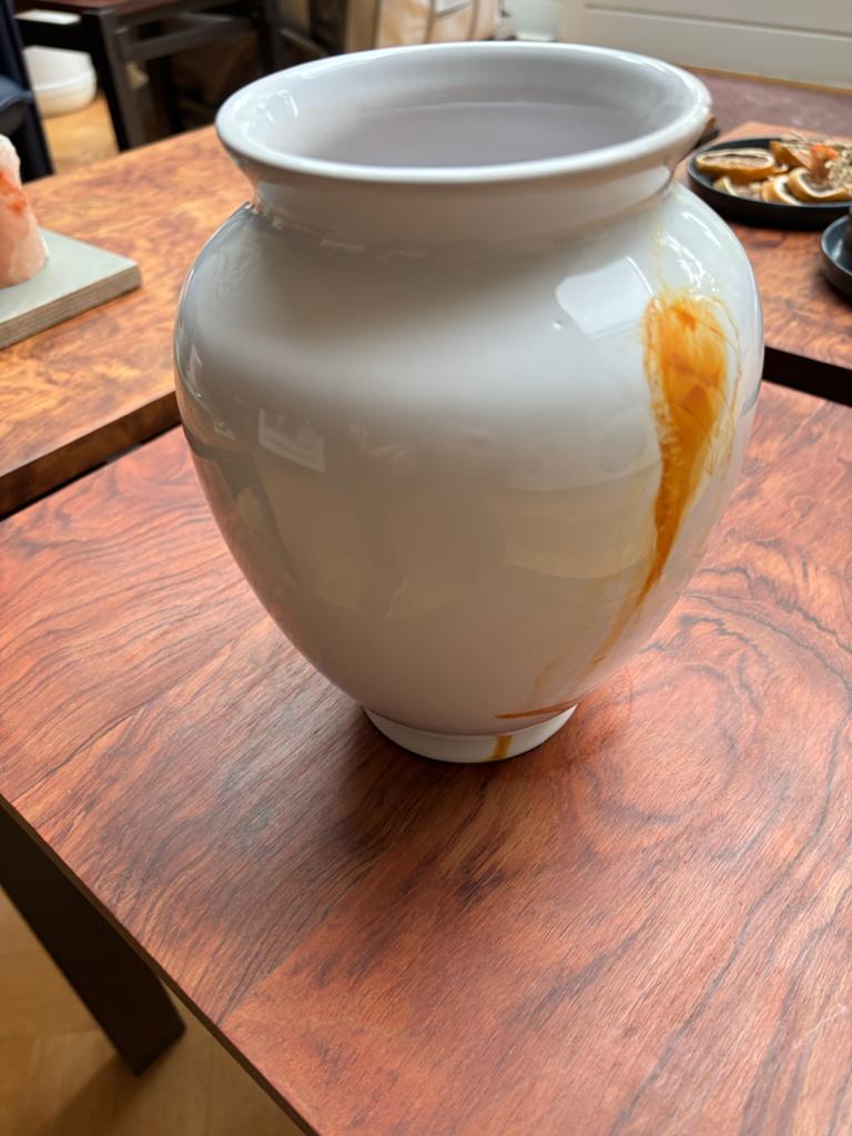 Witte vaas met uniek oranje accent - 20 cm hoog, Ophalen
