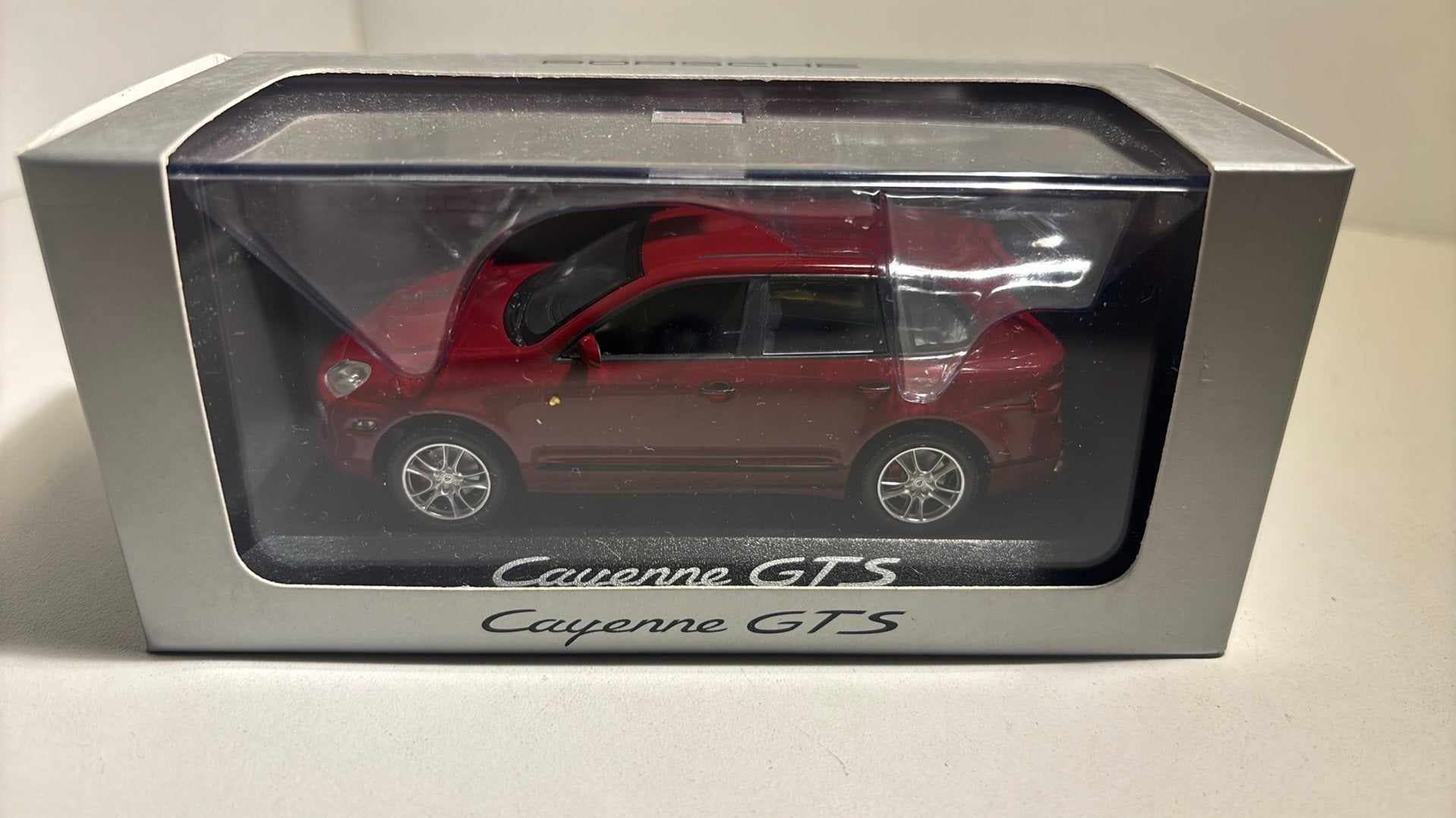 Porsche cayenne gts red minichamps 1.43, Auto, Ophalen of Verzenden, MiniChamps, A