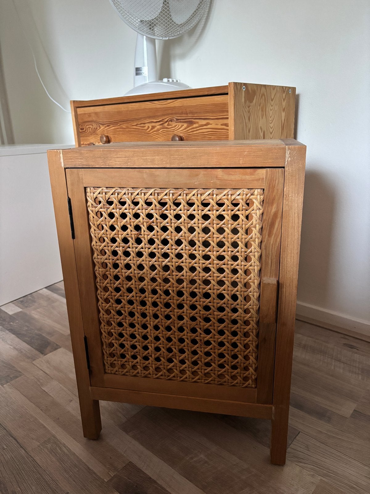 Houten nachtkastje met rotan deur, Huis en Inrichting, Slaapkamer | Nachtkastjes, Ophalen, Gebruikt, Minder dan 45 cm, 55 tot 70 cm