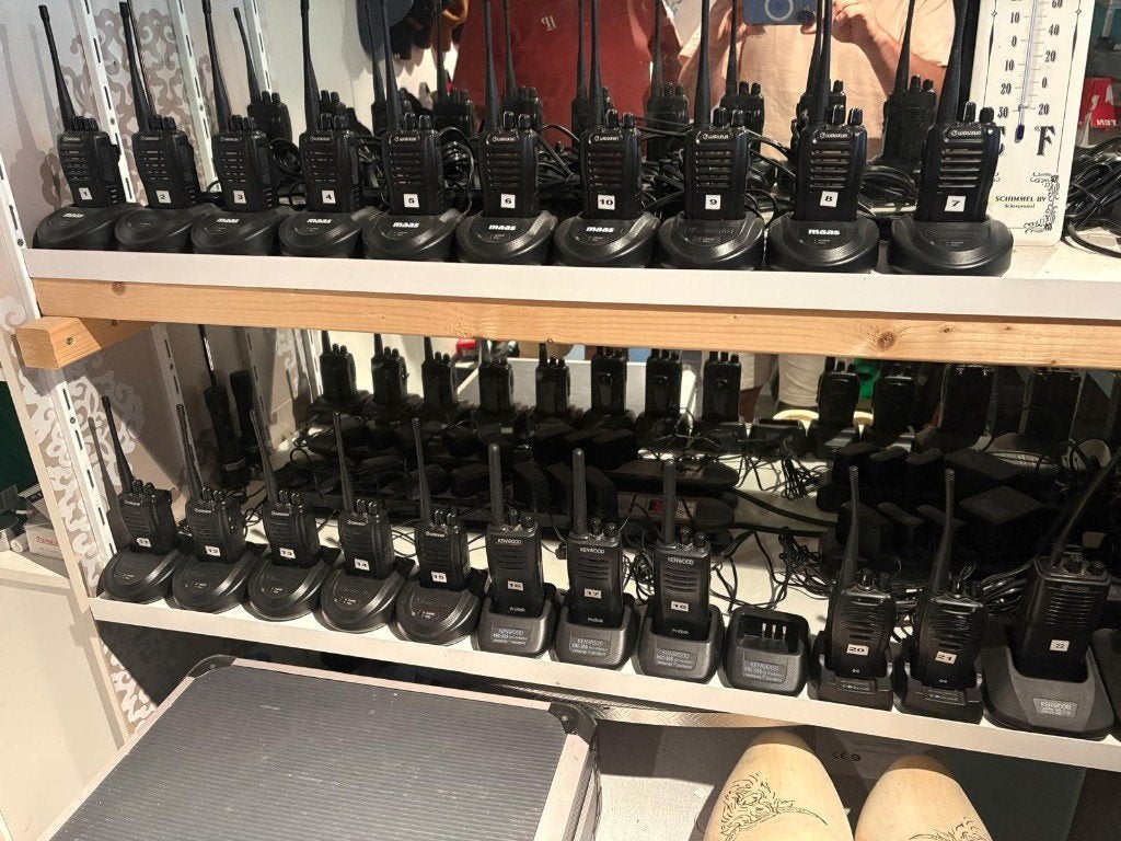 24 Portofoons met diverse accessoires. alles in 1 koop!!, Ophalen, Met broekklem, 15 km of meer, Zo goed als nieuw