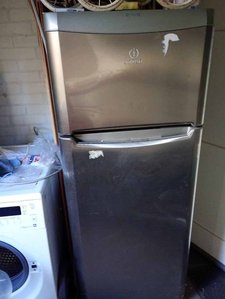 Indesit koelkast (twee delen: koel en vries), Ophalen, 150 tot 200 liter, Gebruikt, Met aparte vriezer