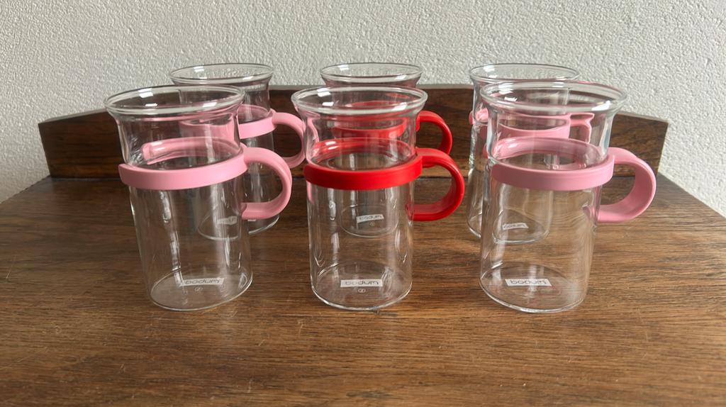 6 Vintage Bodum thee glazen met gekleurd handvat roze/rood, Huis en Inrichting, Keuken | Servies, Glas of Glazen, Ophalen of Verzenden
