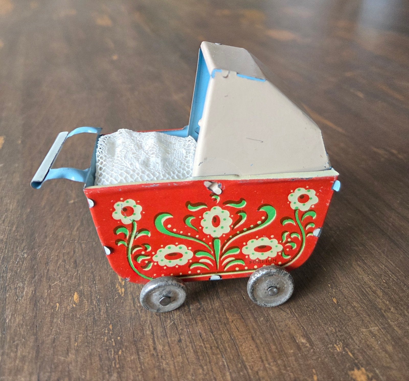 Antieke Blikken Poppenhuis Kinderwagen met Porseleinen Popje, Verzamelen, Ophalen of Verzenden, Gebruikt, Gebruiksvoorwerp