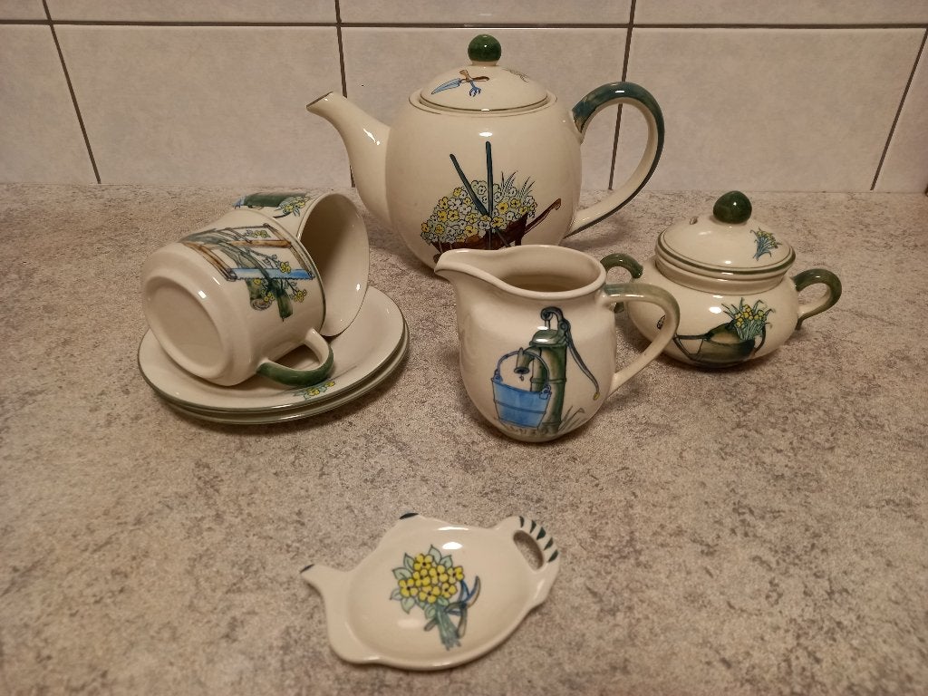 servies theepot 2 kop en schotels suikerpot melkkan, Huis en Inrichting, Ophalen of Verzenden, Zo goed als nieuw, Overige stijlen