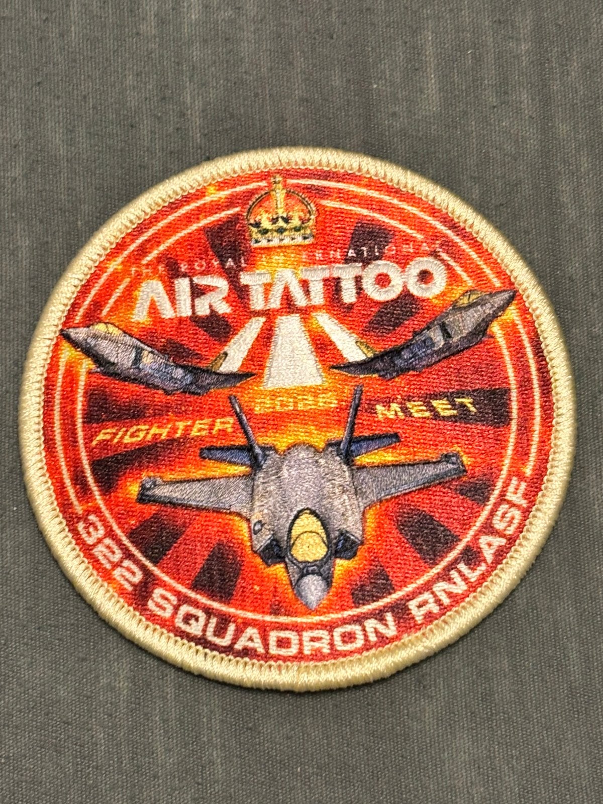 Embleem 322 SQN air tattoo, Verzenden, Luchtmacht, Nederland, Embleem of Badge