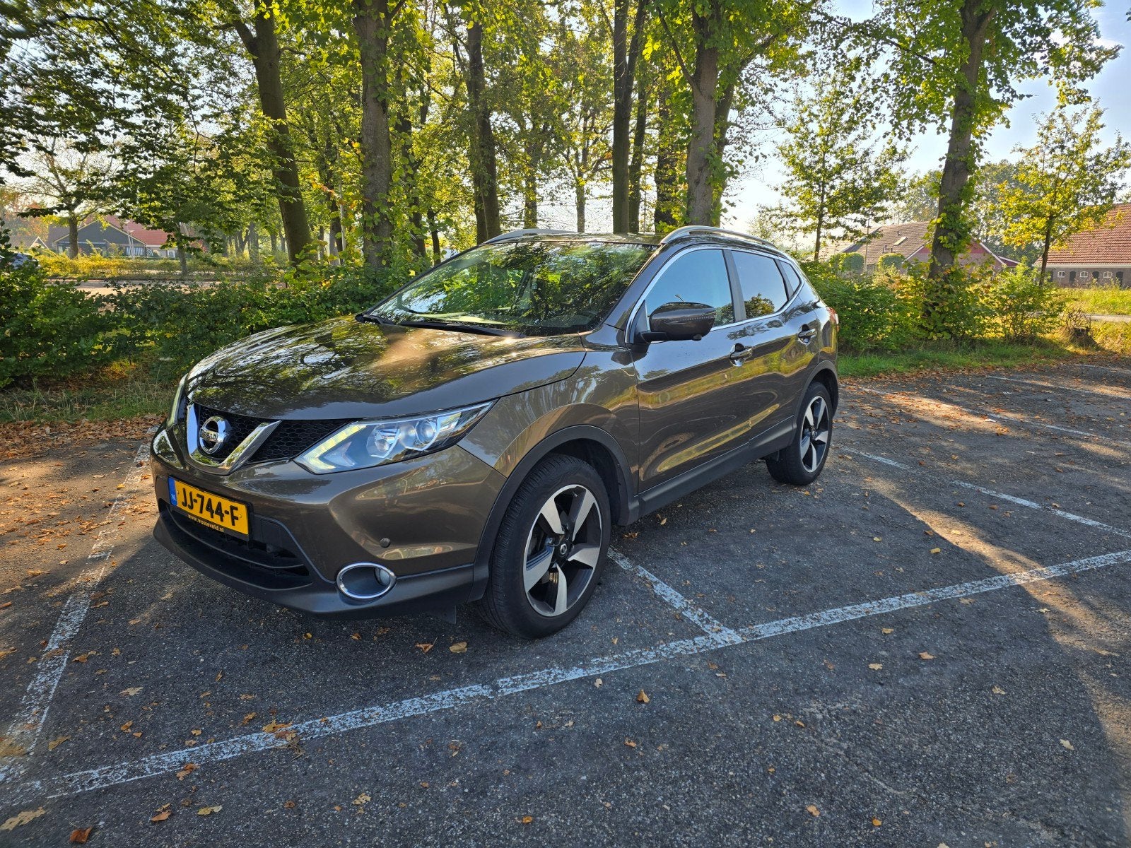 Nissan Qashqai 1.2 Dig-t - 2016 - Bruin - Pano dak, Voorwielaandrijving, Zwart, 4 cilinders, Bruin