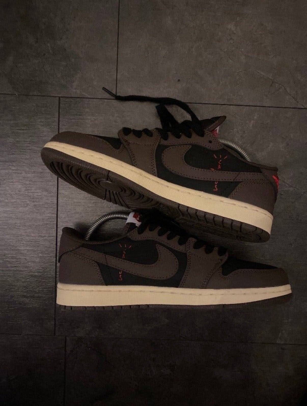 Travis Scott x Air Jordan 1 Low "Mocha" - Maat 41, Ophalen of Verzenden, Nieuw, Bruin, Sneakers of Gympen