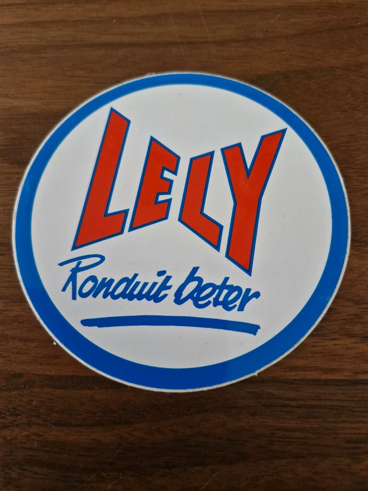 11430 Vintage Lely Sticker - Rond uit beter, Ophalen of Verzenden, Gebruikt, Merk