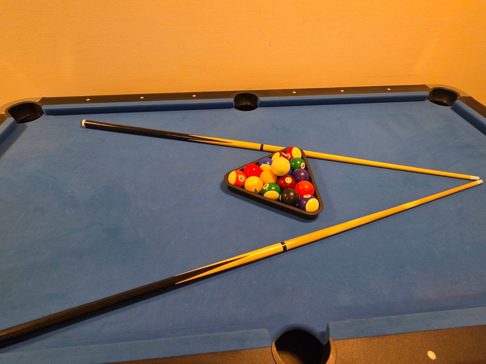 Pooltafel met keuen en ballen - Zo goed als nieuw, Sport en Fitness, Biljarten en Poolen, Ophalen