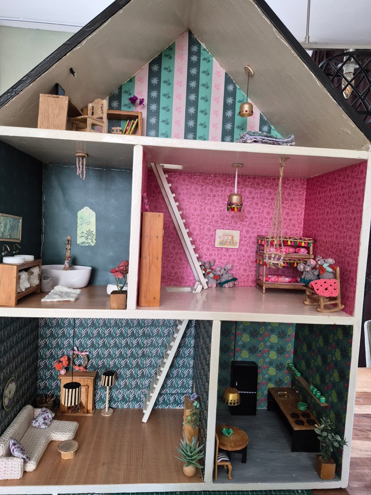 muizen /poppenhuis hoogte 113cm breedte 93