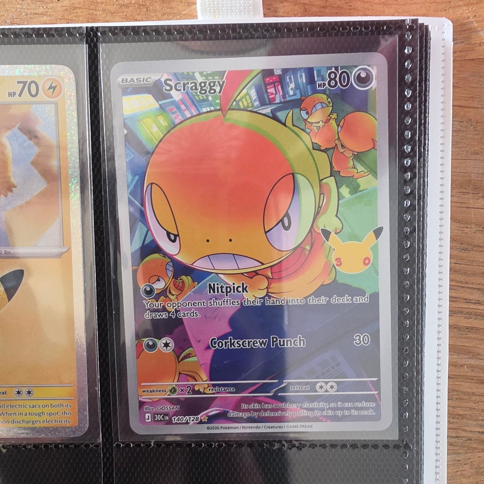 Pokémon Scraggy 140/128 – 30th Celebration, Ophalen of Verzenden, Nieuw, Losse kaart, Foil