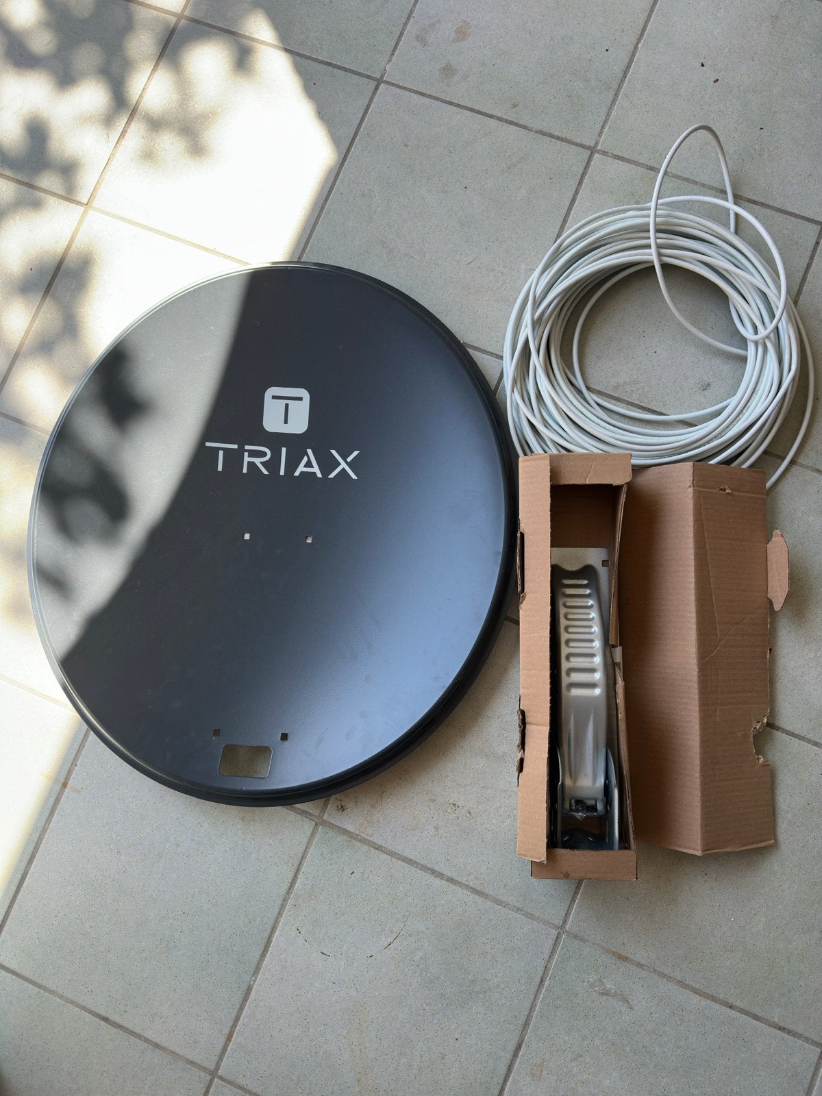 Triax Satelliet Schotel Antenne met muurbeugel - Nieuw, Ophalen, Nieuw, (Schotel)antenne, Overige merken