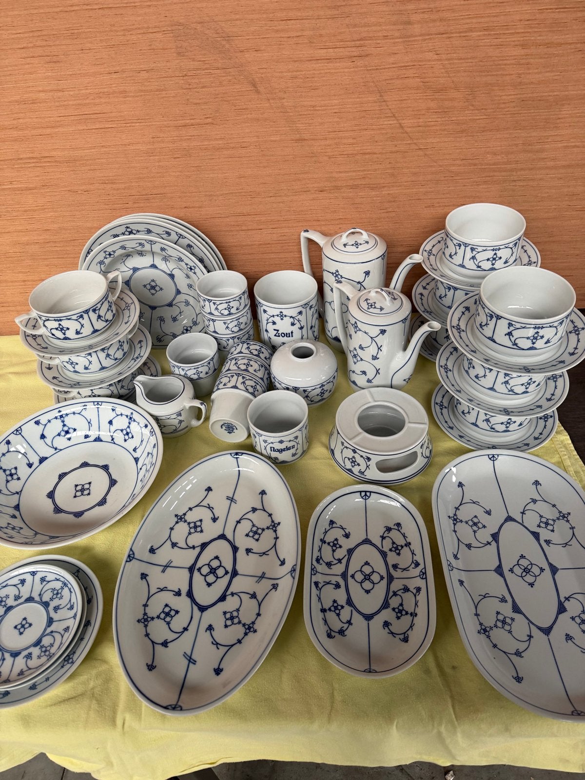 37-delig blauw wit saks servies - compleet en in goede staat, Ophalen, Porselein, Overige stijlen