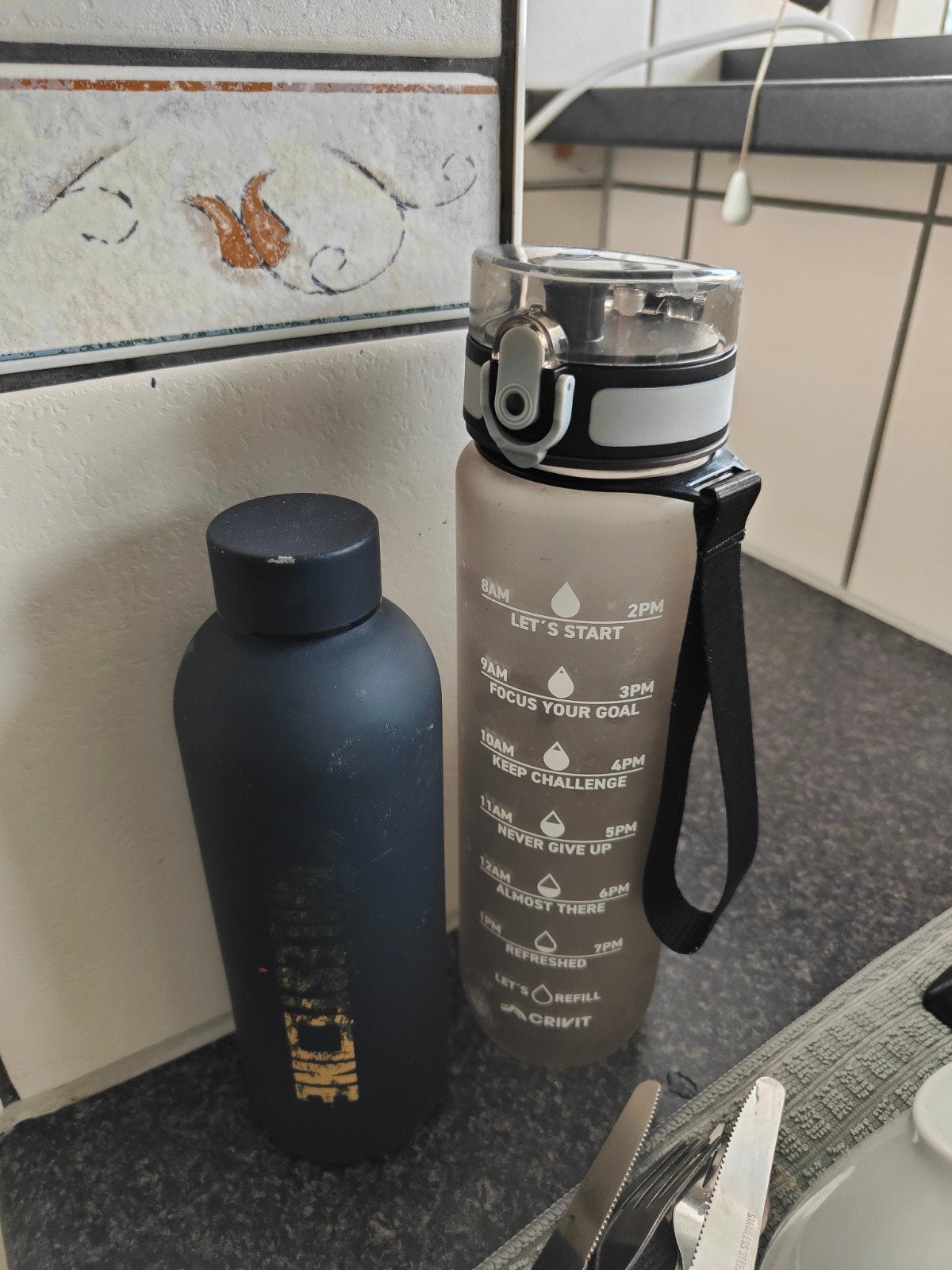 Set van 2 drinkflessen: Crivit waterfles & zwarte fles, Ophalen, Gebruikt