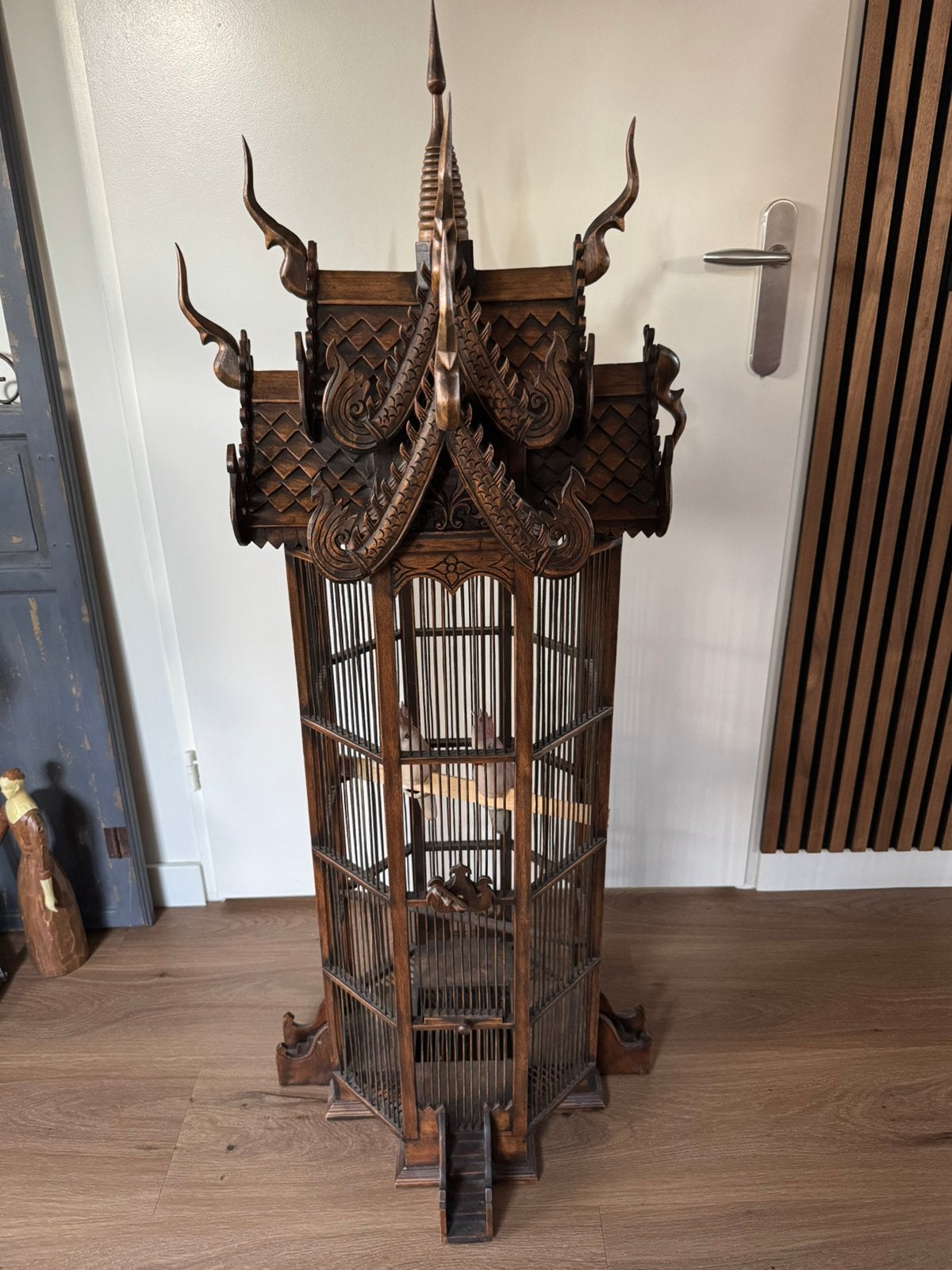Prachtige Vintage Thaise Vogelkooi – Handgesneden Teakhout, Ophalen