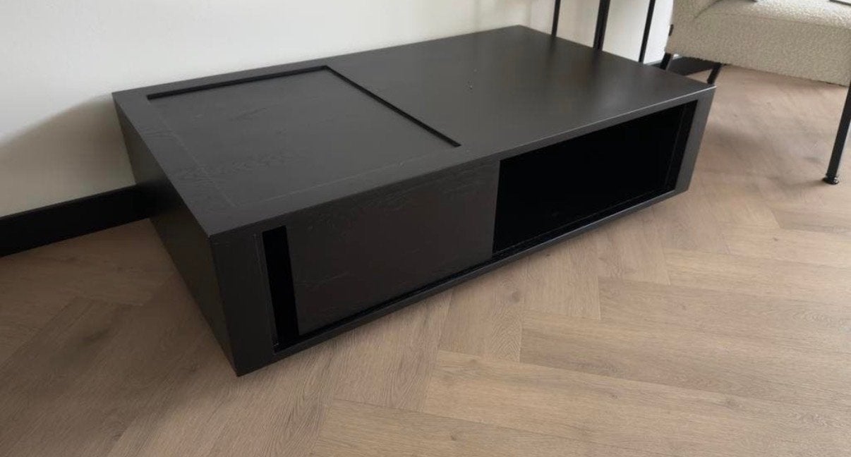 Stijlvolle zwarte vol eiken salontafel met roldeurtjes, Ophalen, 50 tot 100 cm, 100 tot 150 cm, Zo goed als nieuw