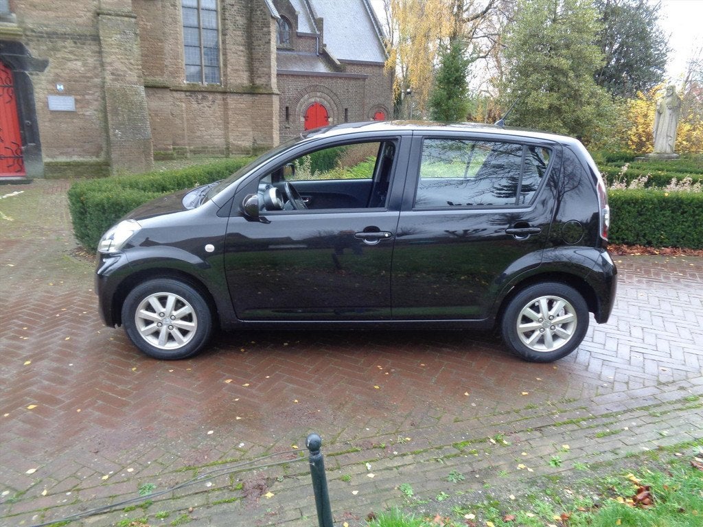 DAIHATSU Sirion 1.3 91pk Supreme bij Daihatsu dealer met 12, Auto's, Daihatsu, Voorwielaandrijving, Stof, Gebruikt, Zwart