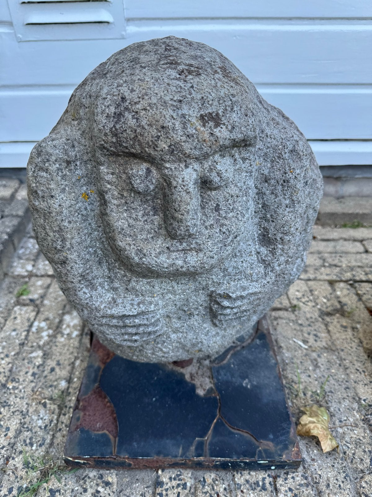 Uniek stenen beeld: Abstracte figuur op sokkel, Antiek en Kunst, Ophalen, Handgemaakt, 20 - 50 cm, Steen of Keramiek
