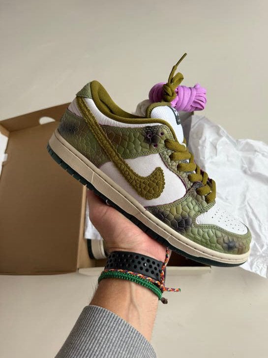Nike SB Dunk Low Chameleon' - Nieuw in doos, Kleding | Heren, Schoenen, Ophalen of Verzenden, Nieuw, Overige kleuren, Sneakers of Gympen