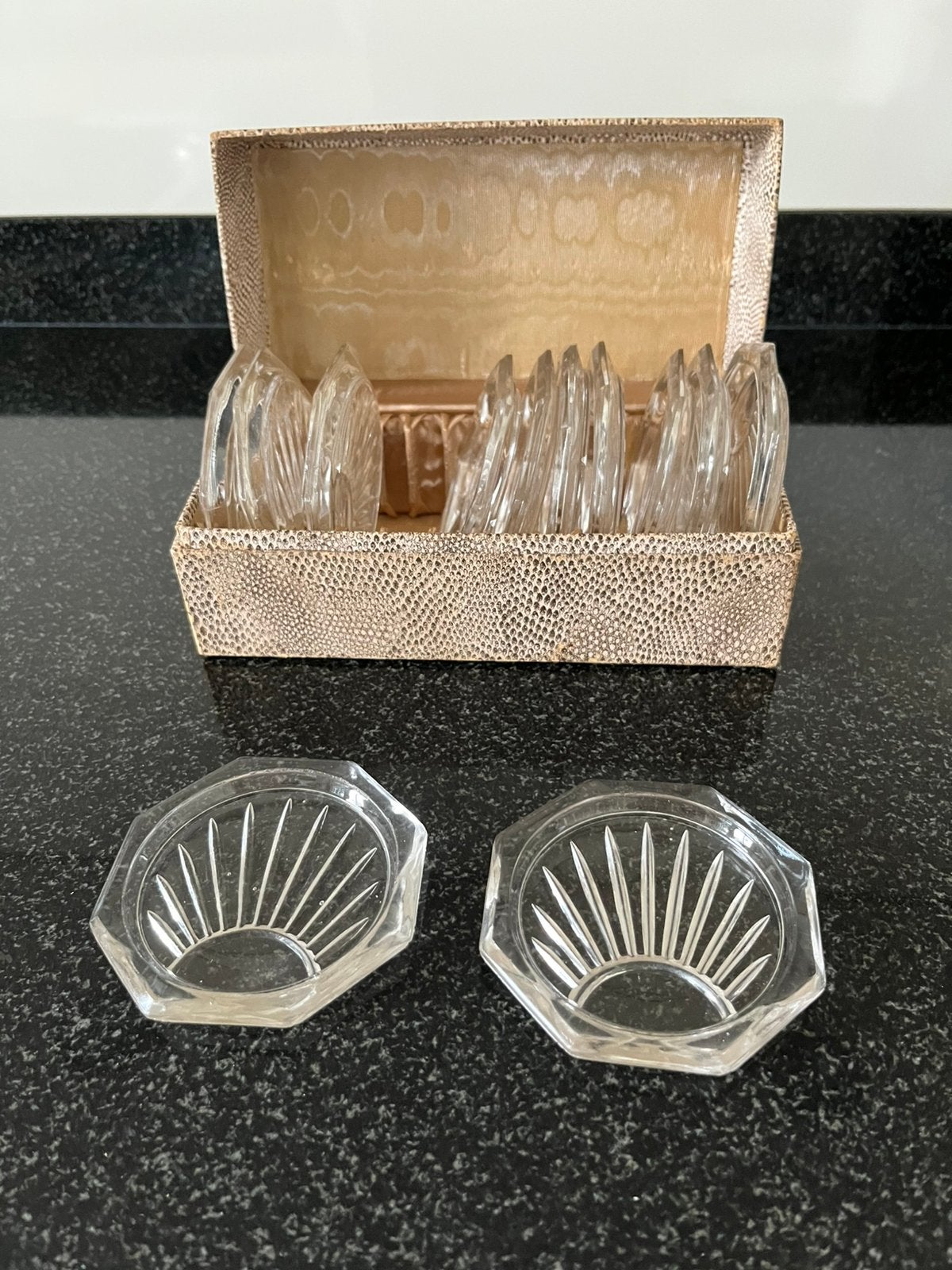 Vintage set van 12 glazen onderzetters in originele doos, Antiek en Kunst, Curiosa en Brocante, Ophalen of Verzenden