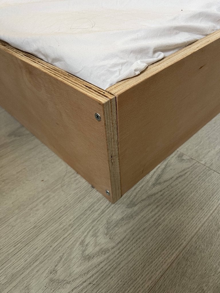 Minimalistisch bedframe met twee matrassen, Bruin, Tweepersoons, Ophalen of Verzenden, Zo goed als nieuw