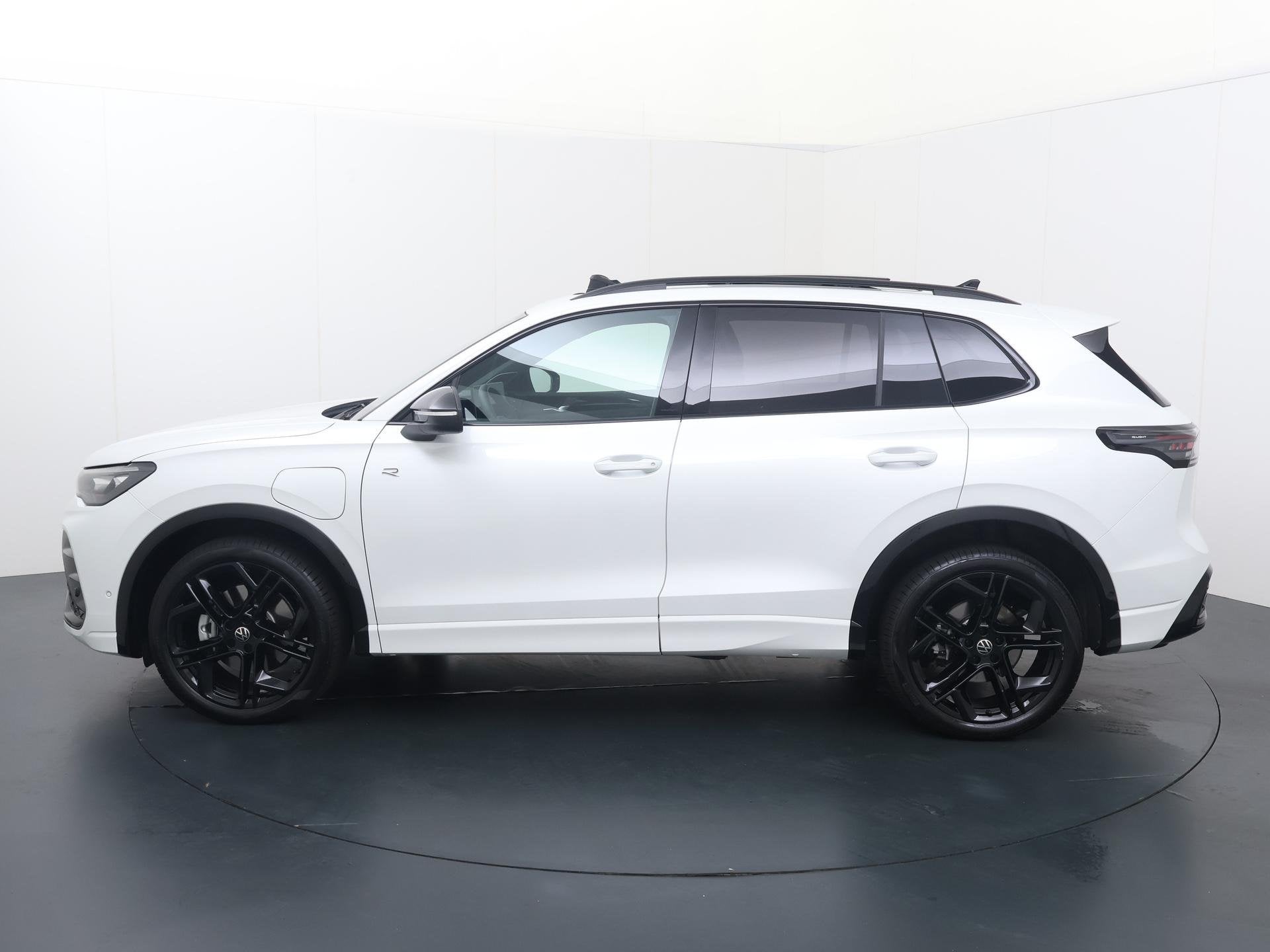 Volkswagen Tiguan 1.5 eHybrid R-Line Edition | 272 PK | SoH, 12 maanden, Stof, Euro 6, 4 cilinders
