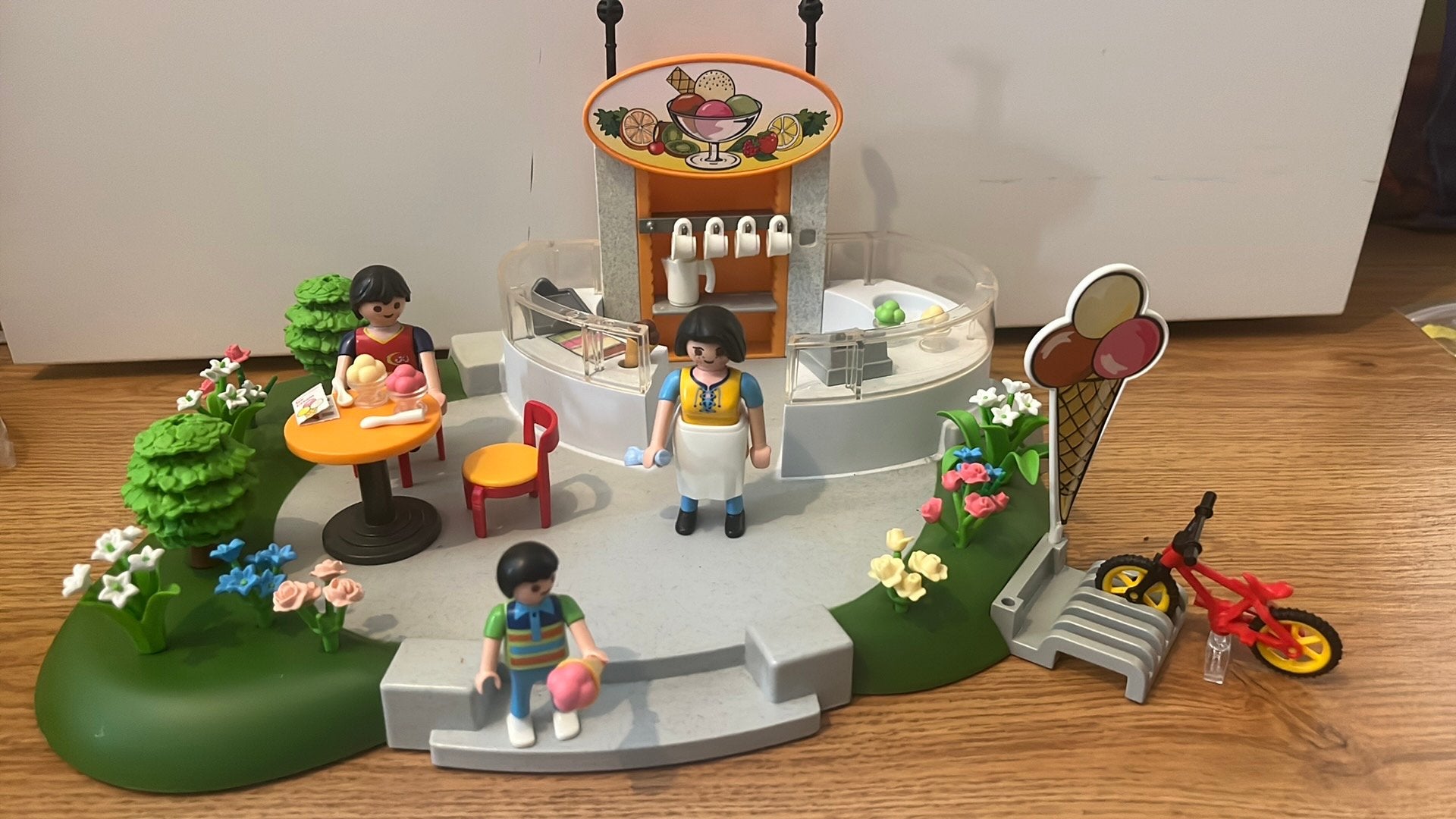 Playmobil IJssalon 4134 met figuren en accessoires, Gebouw, Complete set, Ophalen of Verzenden, Zo goed als nieuw