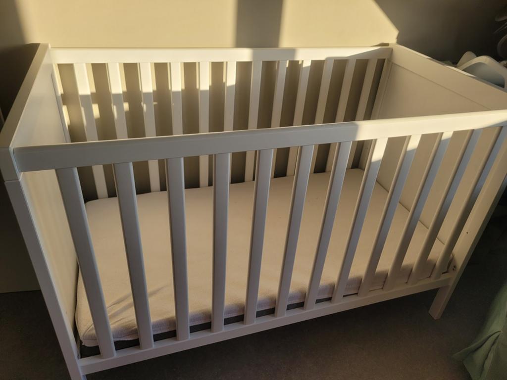 Ikea Ledikant - Wit babybedje, Ophalen, Zo goed als nieuw, Lattenbodem, Minder dan 140 cm