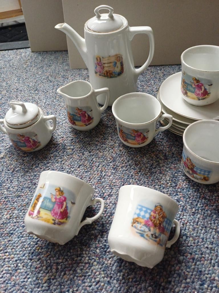 Antiek Kinderserviesje met Charmante Illustraties, Antiek en Kunst, Antiek | Servies los, Ophalen of Verzenden