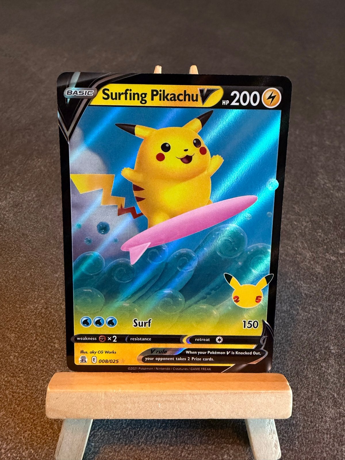 Surfing Pikachu V 008/025 - Celebrations - Pokemon, Ophalen of Verzenden, Zo goed als nieuw, Losse kaart, Foil