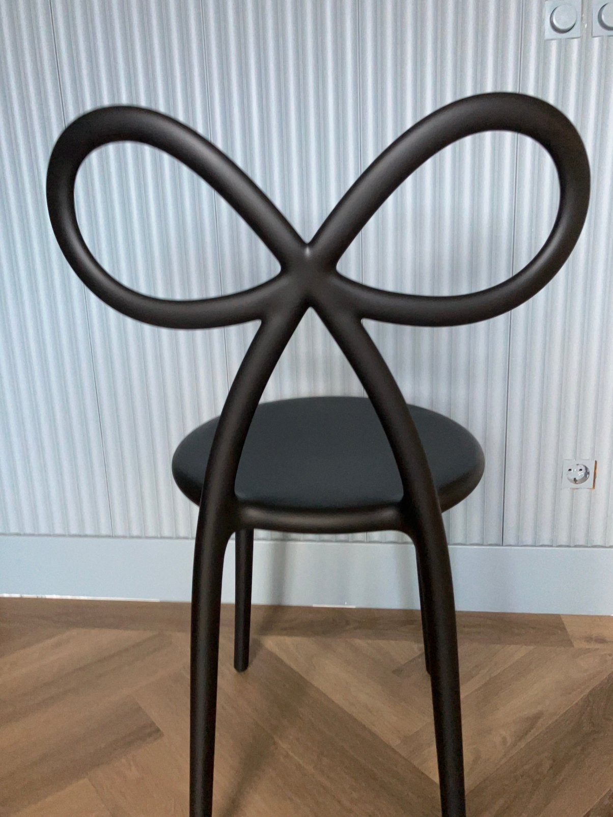Qeeboo Ribbon Chair – Bijna nieuw | Designstatement, Ophalen, Kunststof, Modern | Design, Zwart