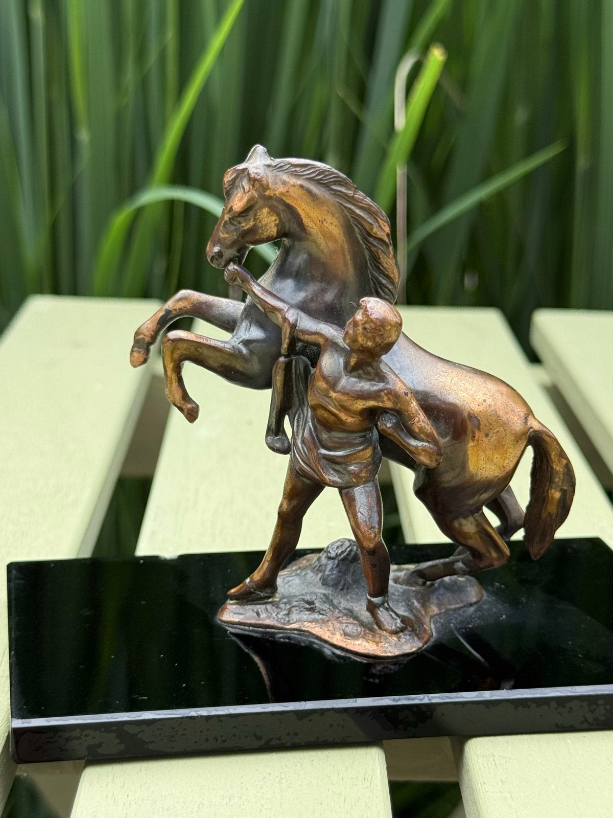 Bronzen beeld man met steigerend paard - 10 cm hoog, Antiek en Kunst, Minder dan 20 cm, Ophalen of Verzenden, Beeld, Bruin