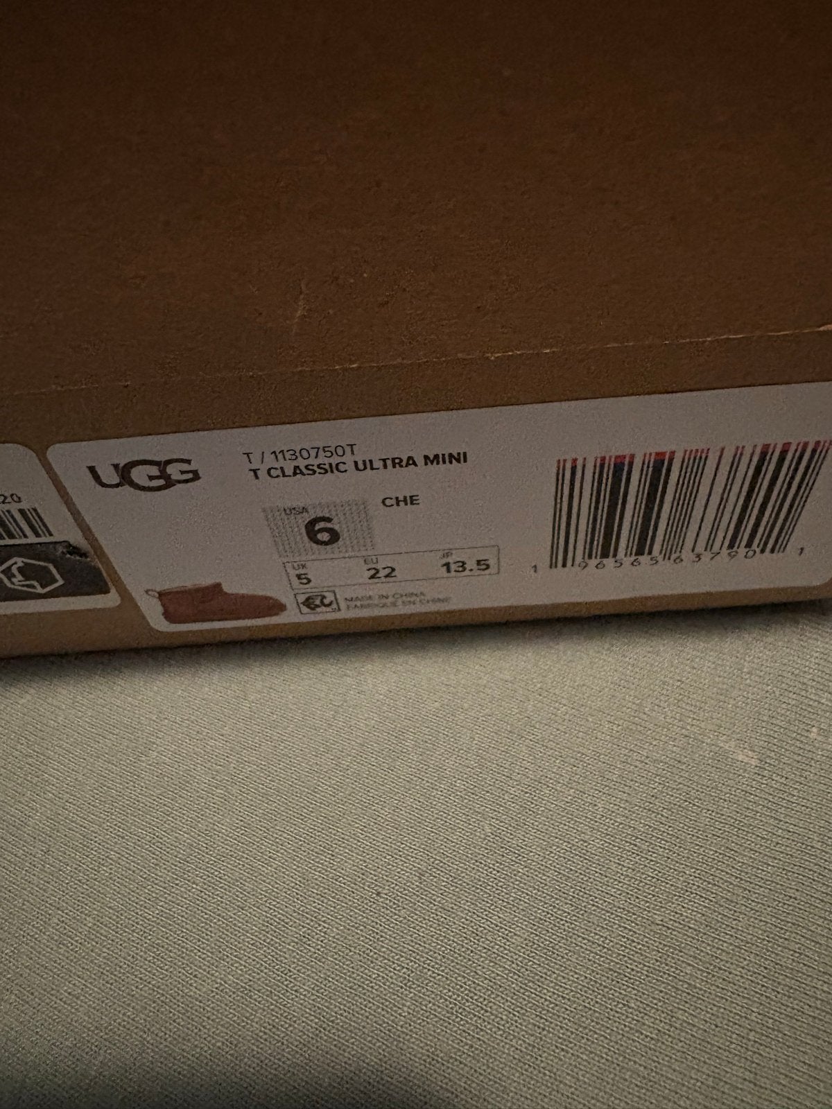 Nieuwe Uggs Classic Ultra Mini maat 22 in doos, Ophalen of Verzenden, Nieuw, Jongen of Meisje, Laarzen