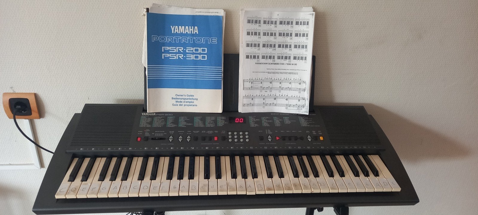Yamaha Portatone PSR-200 keyboard met standaard en tas, Muziek en Instrumenten, Ophalen, 61 toetsen, Yamaha, Zo goed als nieuw