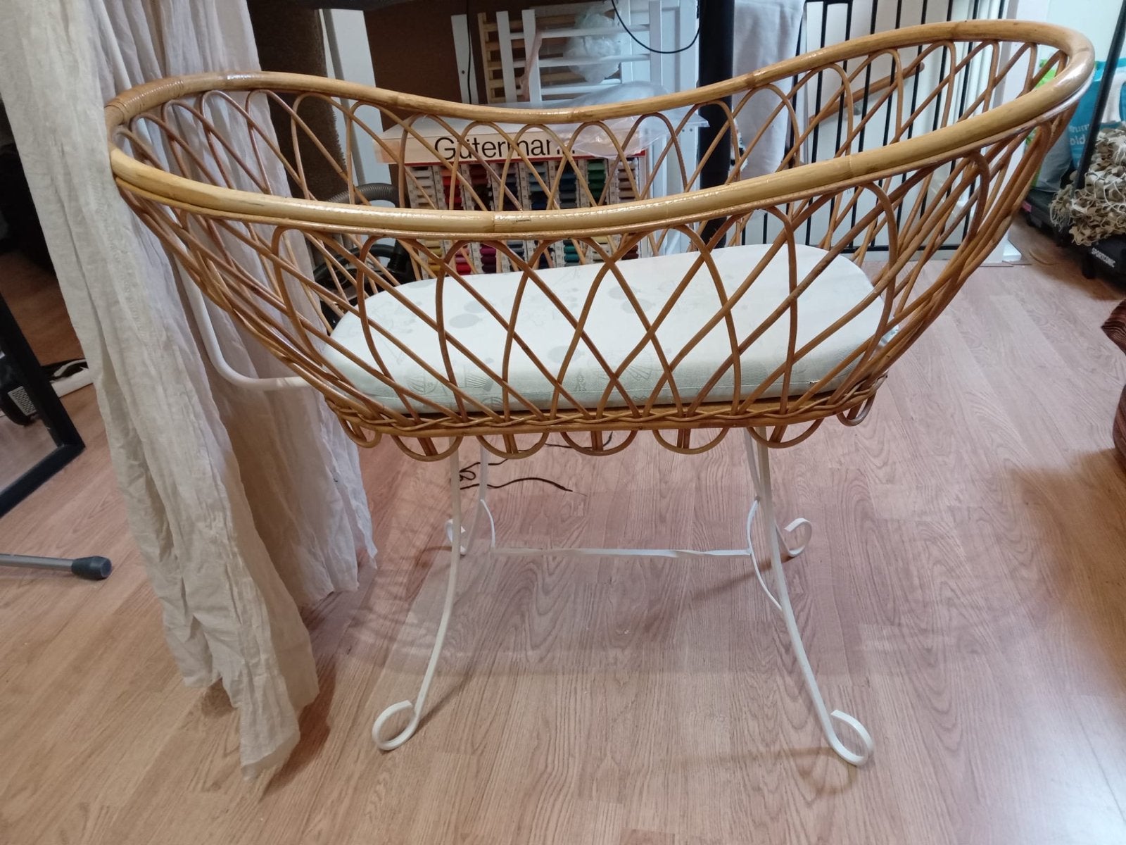 Gratis Rotan wieg met matrasje en sluier, Kinderen en Baby's, Babywiegjes en Ledikanten, Ophalen, Gebruikt, Wieg