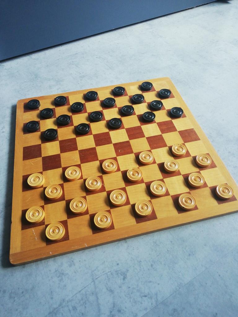 Houten dambord met houten damstenen, Een of twee spelers, Ophalen of Verzenden, Zo goed als nieuw
