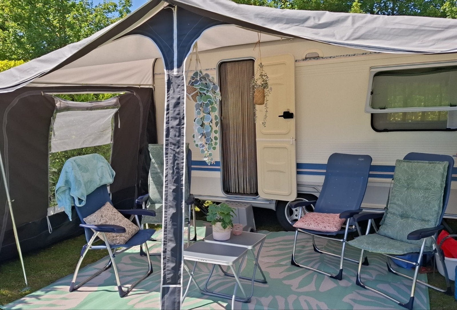 Adria 391 UH  Caravan uit 2001 - Lichtgewicht en Complee, Omvormbare zithoek, Schokbreker, Rondzit, Particulier