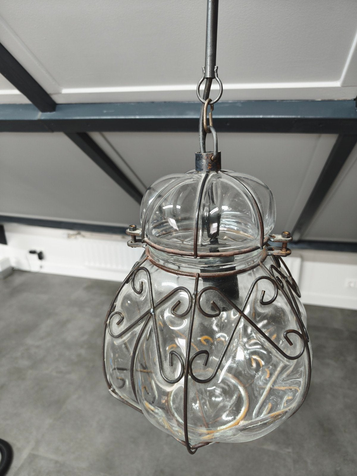 Vintage Glazen Hanglamp met Smeedijzeren Frame, Antiek en Kunst, Ophalen
