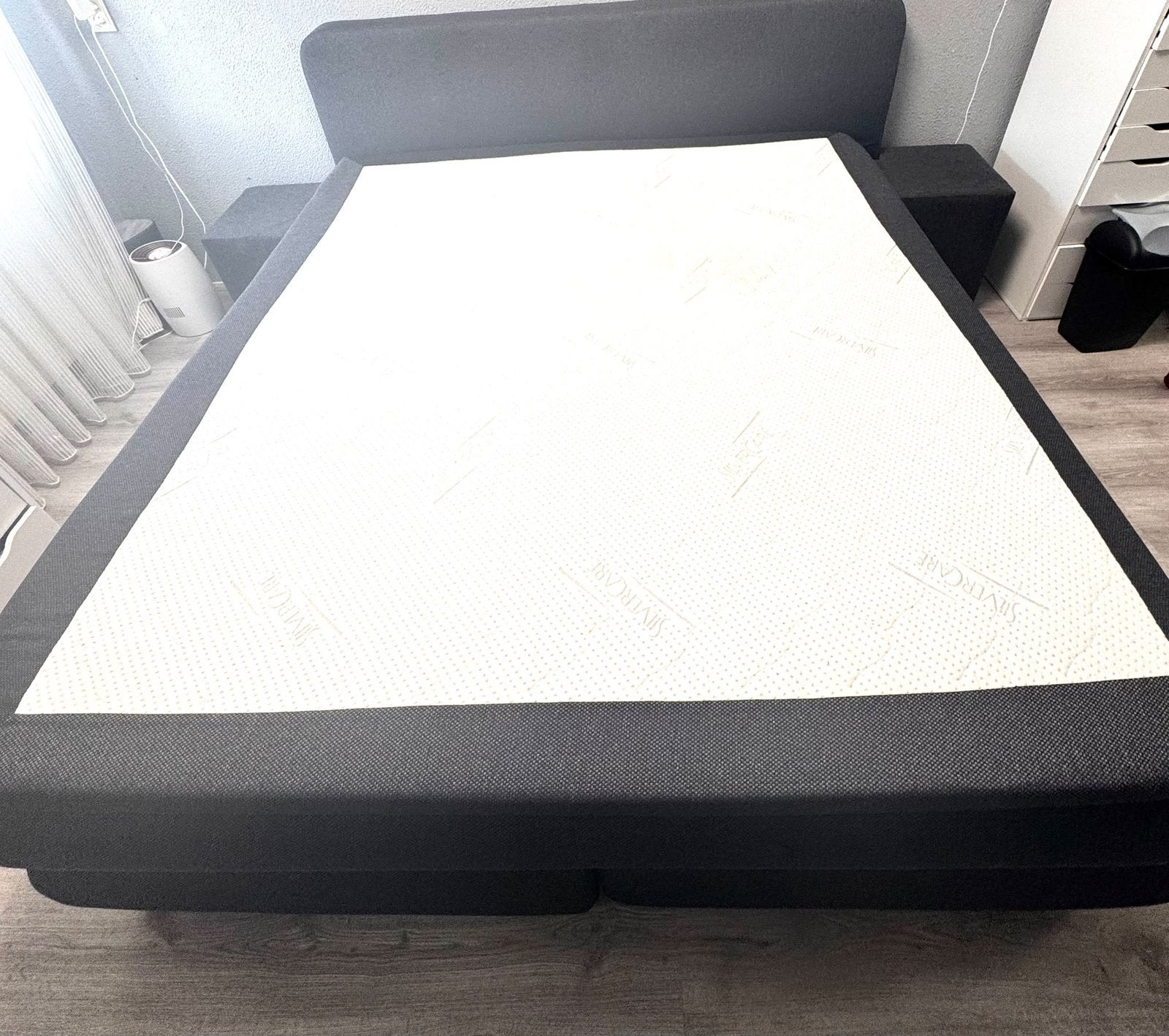 Donkergrijs tweepersoonsbed 180 x 200 cm