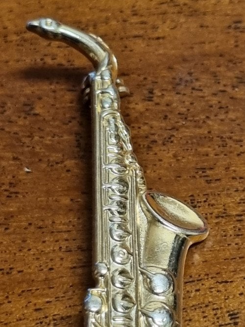 broche saxofoon goud kleurig, Ophalen of Verzenden, 'T Olde Gre-j, Info@toldegrej.nl, Endepoelstraat 20f Didam