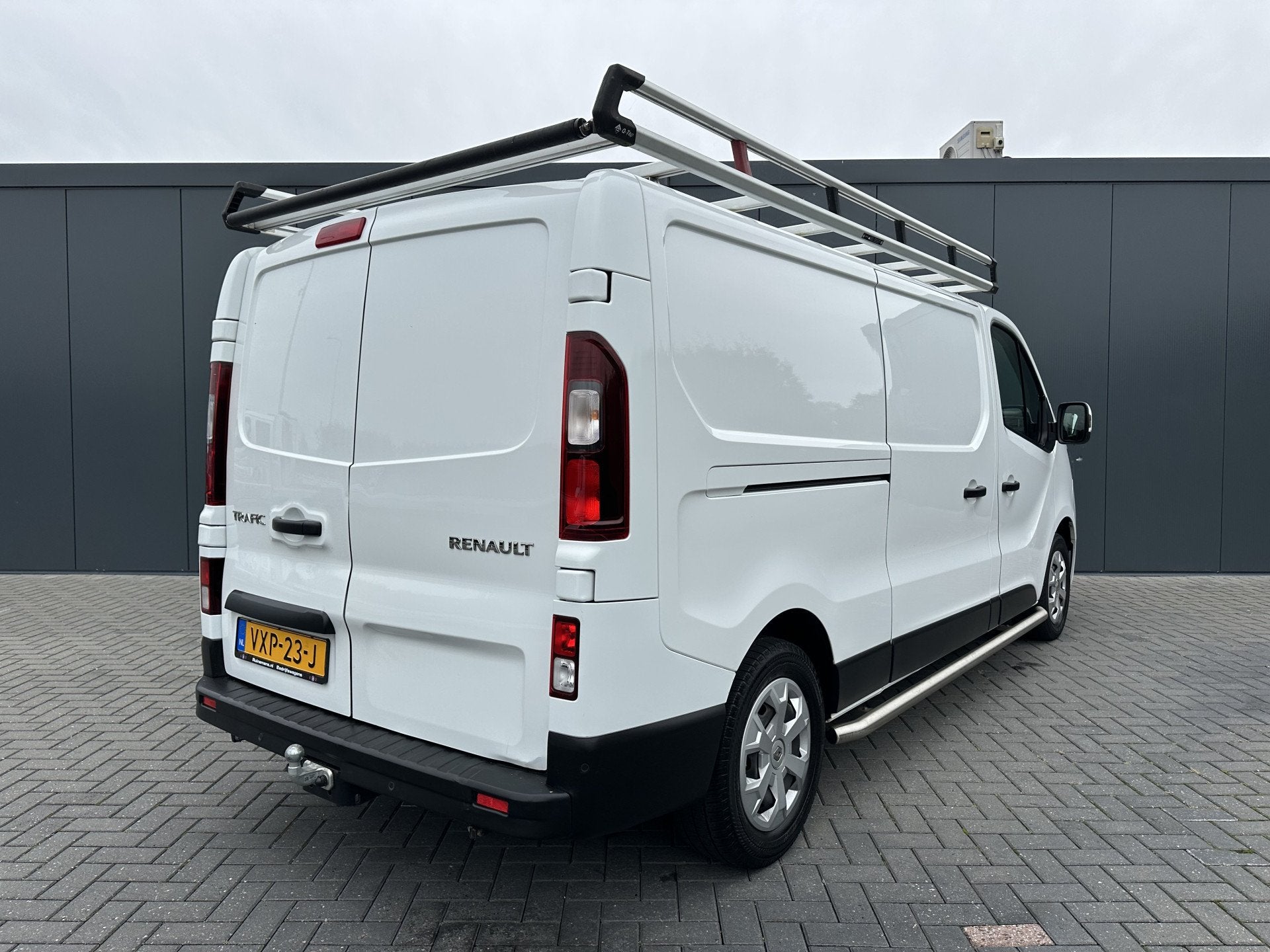 Renault Trafic 2.0 dCi / L2H1 / TREKHAAK / IMPERIAAL / 3-ZIT, Voorwielaandrijving, Gebruikt, Euro 6, 4 cilinders