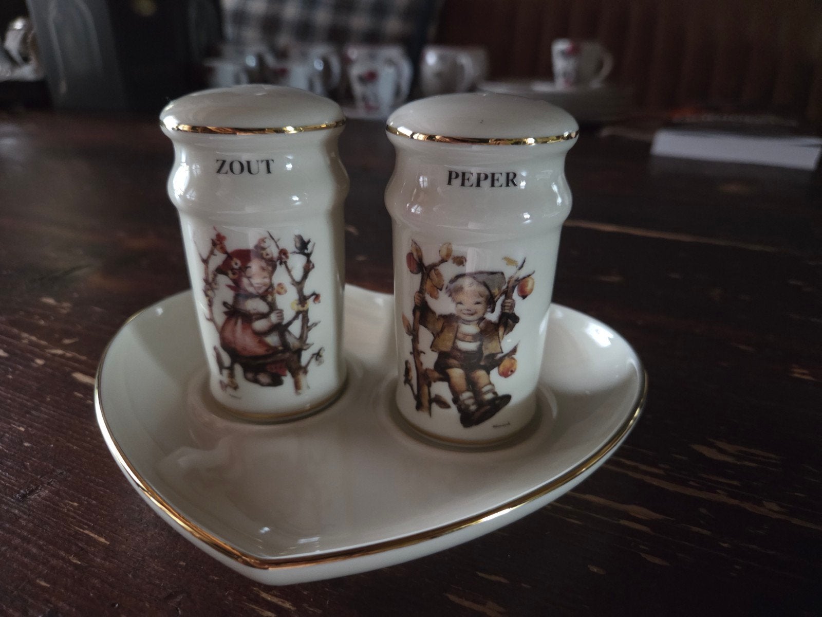 Oude antieke hummel peper en zoutstel op hartvormig onderbor, Ophalen of Verzenden